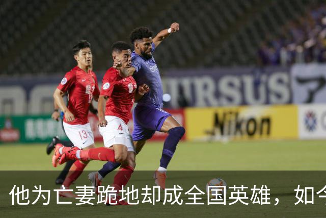 他为亡妻跪地却成全国英雄，如今被授副军长，全中国向他致敬！